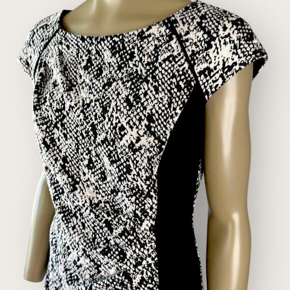 Donna Ricco Cap Sleeve Ruched Waist Sheath Dress Stretch Size 10 Black Abstract - Picture 9 of 16